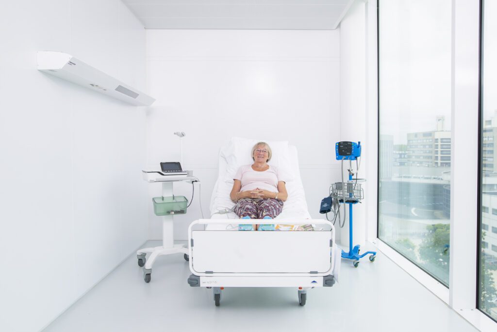 Stock foto vrouw op bed CHDR